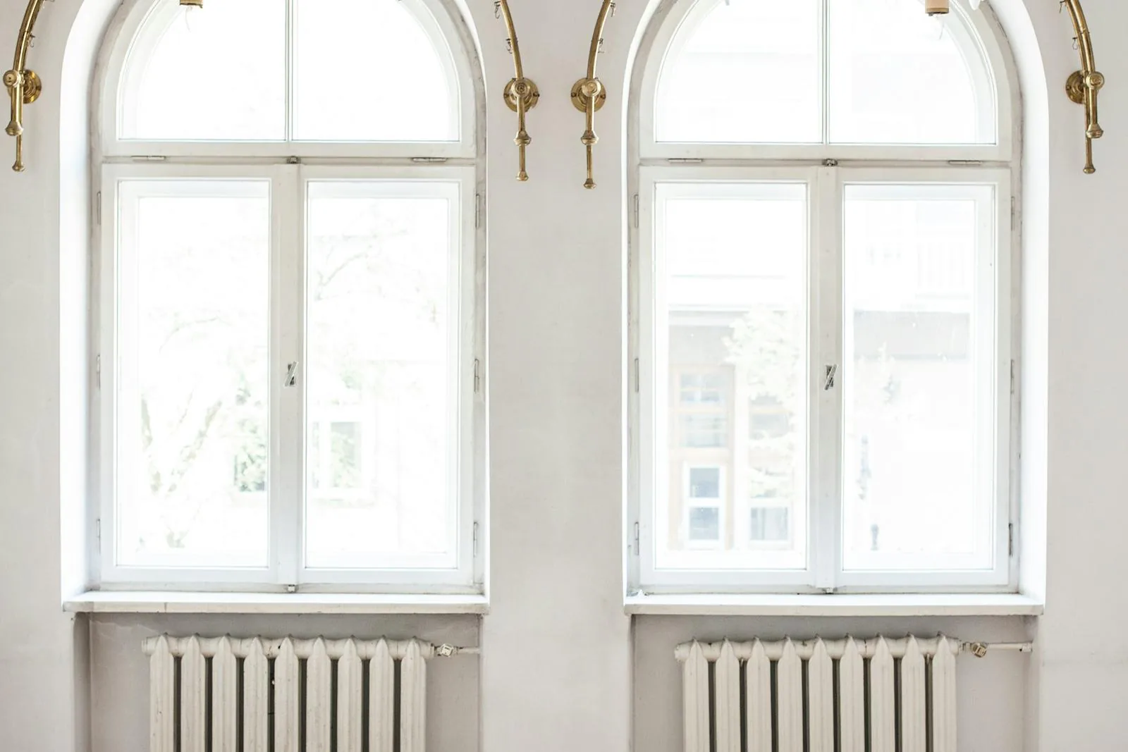 Светлые окна в комнате